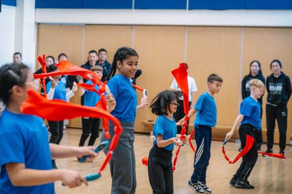 竹演配资 体育如何培养青少年心理韧性？中英教师共探校园体育“活力”密码